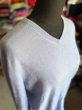 Women’s Light Lavender V-Neck Cashmere Sweater